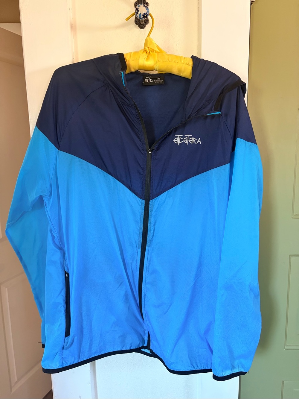 Etcetera Tacoma streetwear, Men's Blue Hooded Windbreaker, Large